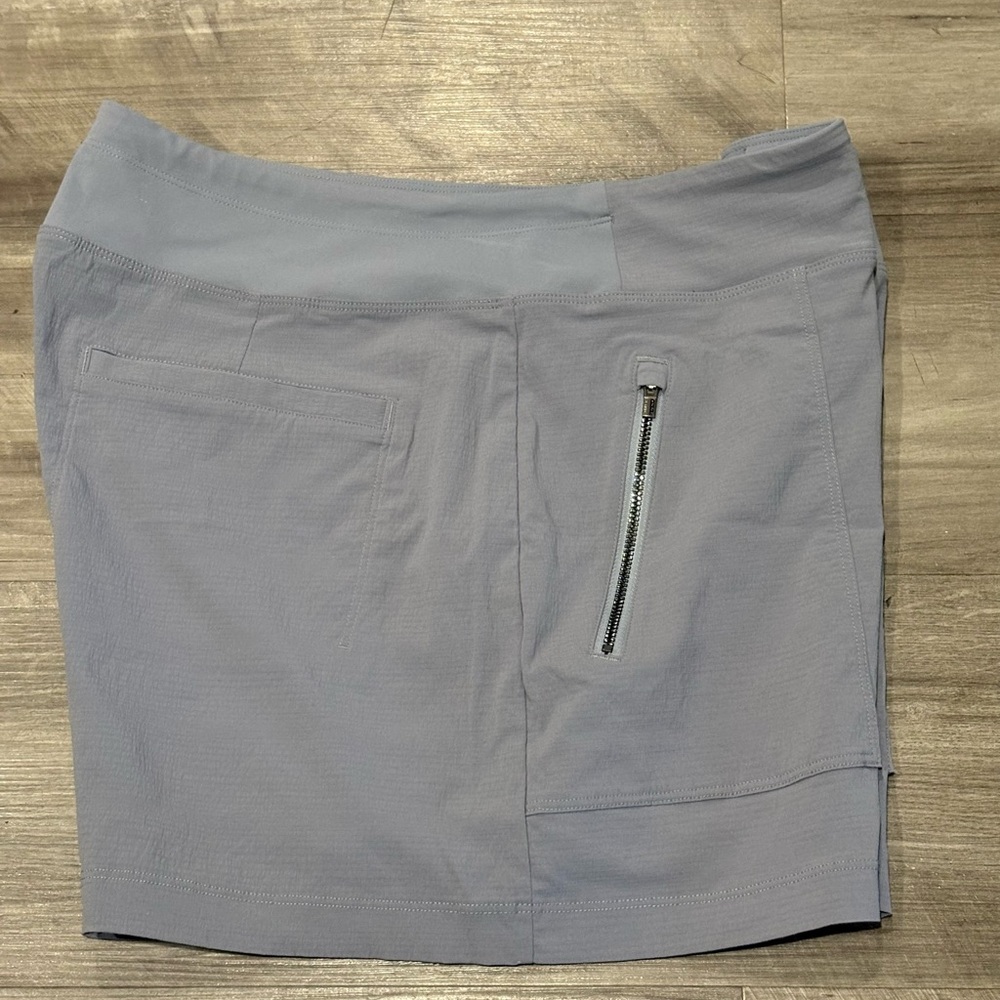 Athleta Women’s Trekkie Shorts Gray Size 14 Lightweight Stretch Nylon Zip Pocket